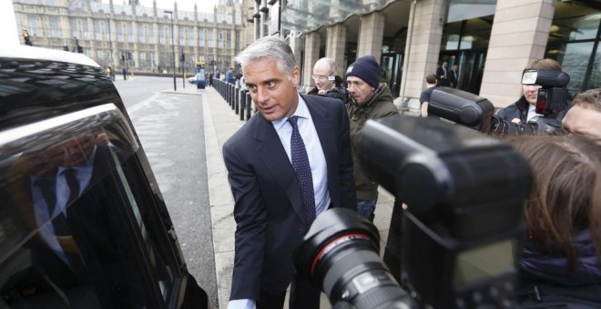 El banquero Andrea Orcel, en una foto de noviembre de 2012, cuando era directivo de UBS, tas declarar en el Parlamento británico por la manipulación del líbor y el euríbor. AFP/Justin Tallis