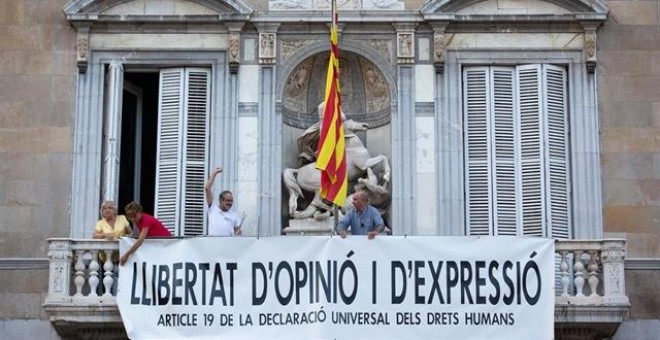 27/09/2019 - La Generalitat vuelve a colgar una pancarta en su fachada por la 'libertad de opinión y expresión'. / EUROPA PRESS