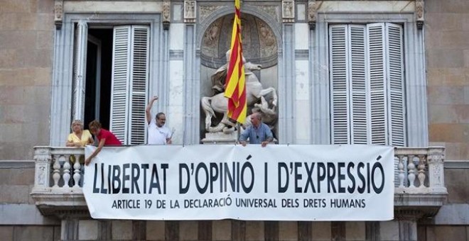 27/09/2019 - La Generalitat vuelve a colgar una pancarta en su fachada por la 'libertad de opinión y expresión'. / EUROPA PRESS