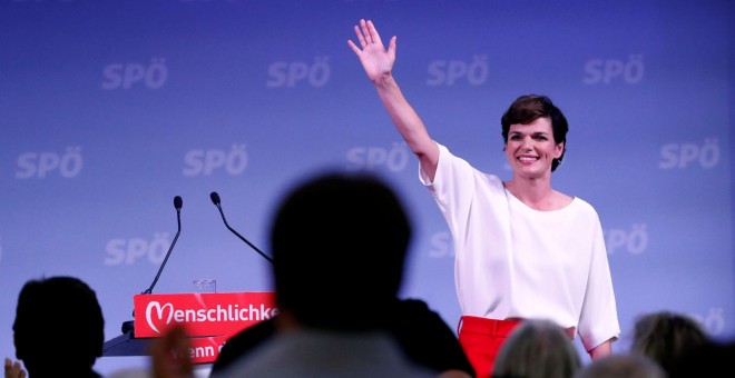La candidata socialdemócrata Pamela Rendi-Wagner en su acto final de campaña en Viena. / Reuters