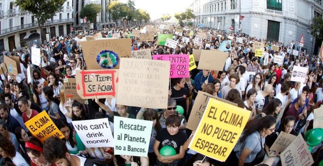 Instantánea en la que se pueden apreciar las miles de personas que han salido a la calle para protestar por la emergencia climática | EFE / JuanJo Martín