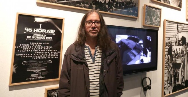 El periodista y crítico flamenco José Manuel Gómez. en la exposición 'La invasión de la cochambre'. / PACO MANZANO