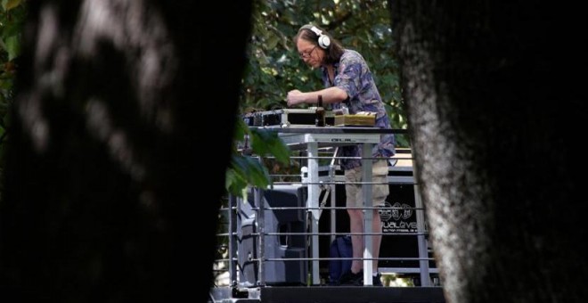 DJ Gufi, buscando el duende entre los árboles, en el festival Flamenco On Fire. / PACO MANZANO