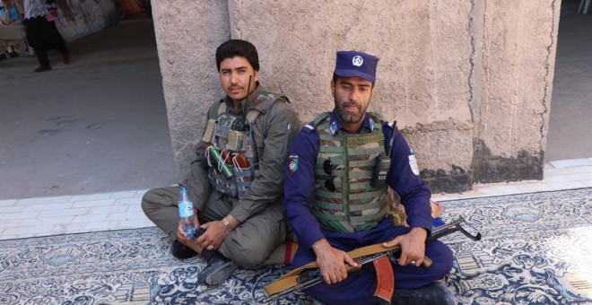 Policías afganos custodian una estación en Herat, Afganistán.  EFE/EPA/JALIL REZAYEE