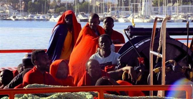 Imagen de archivo de unos migrantes salvados por Salvamento Marítimo. EFE/Alba Feixas