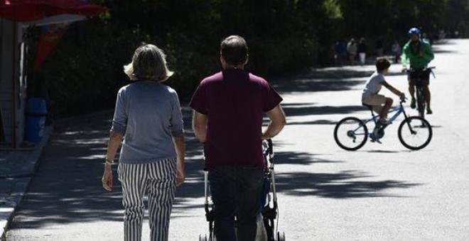 Una pareja con un carrito de bebé en un parque de Madrid, en una imagen de archivo. / EUROPA PRESS - OSCAR CAÑAS