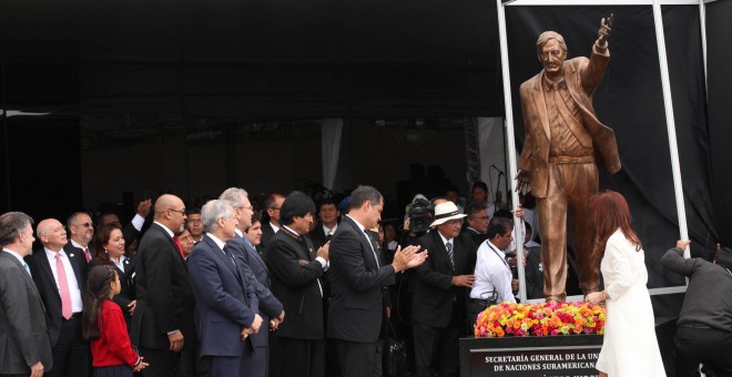 Inauguración –en diciembre de 2014– de la estatua en homenaje a Néstor Kirchner, primer presidente de la UNASUR. EDUARDO SANTILLÁN TRUJILLO/ PRESIDENCIA DE ECUADOR. 05/12/14.
