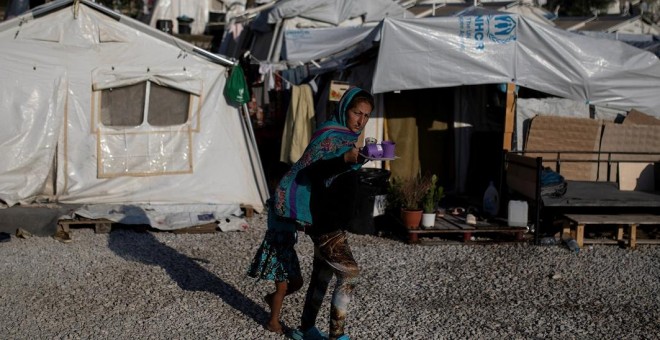 01/09/2019 - Una migrante y su hija se dirigen a un campamento improvisado para refugiados junto al campamento de Moria en la isla de Lesbos, Grecia. / REUTERS - ALKIS KONSTANTINIDIS