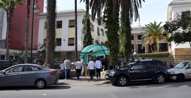 30/09/2019 - Vista del exterior del Tribunal de Primera Instancia de Rabat, donde la periodista marroquí Hajar Raissouni, de 28 años, ha sido condenada hoy a un año de cárcel por los delitos de aborto y de práctica de relaciones sexuales sin estar casada,