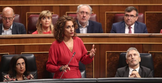 La ministra de Hacienda en funciones, María Jesús Montero, responde a las preguntas de los grupos parlamentarios del Congreso, durante la sesión de control al Gobierno en funciones. E.P./Eduardo Parra