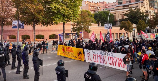 01/10/2019.- Unos 300 independentistas se han concentrado a primera hora de esta mañana frente al cuartel de la Guardia Civil de Girona. / EFE - DAVID BORRAT