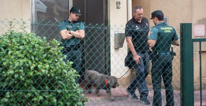Agentes del Equipo de Inspecciones Oculares de la Guardia Civil registran la vivienda de Castro Urdiales donde ha sido detenida una mujer por tener un cráneo en una caja. /EFE