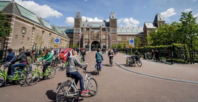 Los vecinos de Amsterdam utilizan muchísimo la bicicleta.- REUTERS