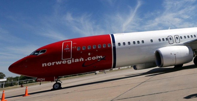 Un avión de la aerolínea Norwegian permanece en el aeropuerto de Buenos Aires, Argentina. REUTERS/Marcos Brindicci