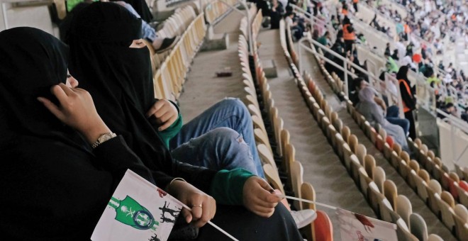 Mujeres asisten a un partido de fútbol en Arabia Saudí