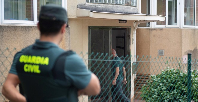 La Guardia Civil inspecciona la casa donde vivía la pareja de Castro Urdiales. / EFE