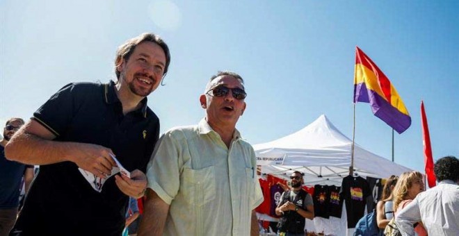El secretario general de Podemos, Pablo Iglesias, junto junto al secretario general del PCE, Enrique Santiago, en Rivas Vaciamadrid. (DAVID FERNÁNDEZ | EFE)