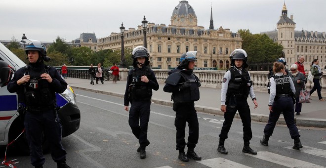 Agentes de Policía se han desplegado cerca de la comisaría donde se ha producido el ataque, al lado de la catedral de Notre Dame (París). /REUTERS