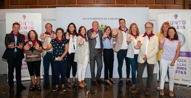 Representantes de todos los grupos municipales en el Ayuntamiento de Zaragoza participaron en la presentación de la campaña `No es No. Por unas Fiestas del Pilar 2019 sin agresiones sexistas'.
