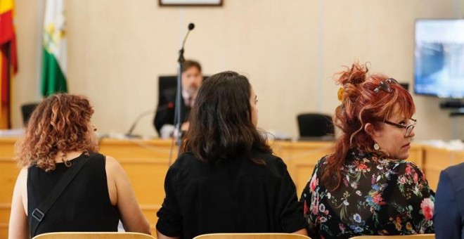 03/10/2019 - Vista de las tres mujeres que se enjuician para las que la Fiscalía solicita 3.000 euros de multa por un delito contra los sentimientos religiosos. / EFE- José Manuel Vidal