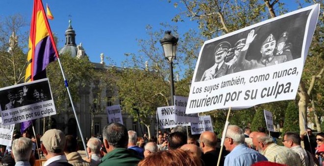 24/09/2019.- Varias personas en la concentración frente al Tribunal Supremo a la espera de la sentencia que avalaría la exhumación de los restos de Franco del Valle de los Caídos. EFE/ Fernando Alvarado