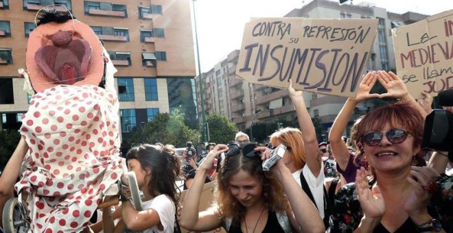 03/10/2019 - Concentración de apoyo a las tres acusadas por la manifestación del 'Coño Insumiso' en Sevilla. EFE/ José Manuel Vidal