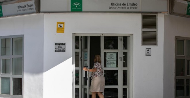 Una mujer entra en una oficina del Servicio Andaluz de Empleo, en Sevilla. E.P./Jesús Prieto