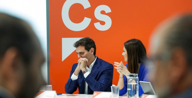 30/09/2019.- El presidente de Ciudadanos, Albert Rivera (i), junto a la portavoz nacional del partido, Lorena Roldán, al inicio de la reunión del Comité Ejecutivo nacional de la formación. / EFE - EMILIO NARANJO