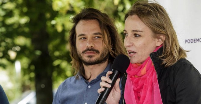 Tania Sánchez junto junto a Miguel Vila. (EFE)