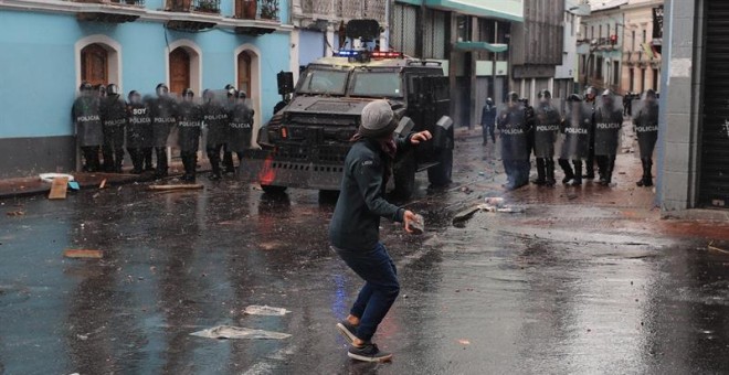 Manifestantes se enfrentan con la Policía durante una jornada de protesta contra las medidas económicas del Gobierno del presidente Lenín Moreno este jueves en Quito (Ecuador). - EFE