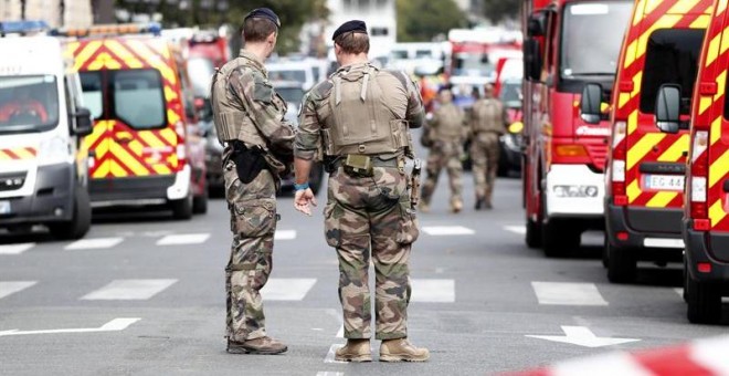 03/10/2019.- Militares franceses en el perímetro de seguridad creado tras el ataque con cuchillo en una comisaría parisina. EFE/EPA/Ian Langsdon