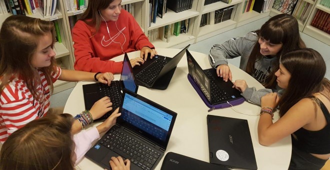 Un grupo de redactores junior de RED, en la Escola Pia Santa Anna de Mataró – Blue Globe Media