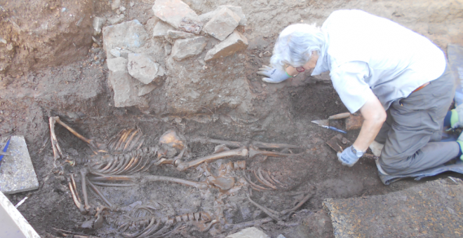 Trabajos de exhumación del equipo arqueológico en el viejo cementerio de Higuera de la Sierra (Huelva)./ Juan Manuel Guijo.