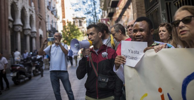 'Sin cita no hay derechos', gritan los migrantes en la Oficina de Extranjería de Madrid.- JAIRO VARGAS