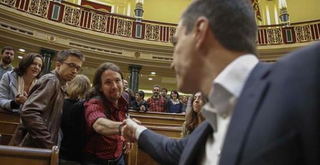 Íñigo Errejón, Pablo Iglesias y Pedro Sánchez en el Congreso en 2016. / EFE