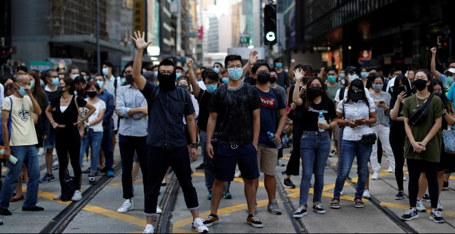 04/10/2019 - Miles de hongkoneses toman las calles para protestar contra ley que prohíbe las máscaras en las manifestaciones. / REUTERS - JORGE SILVA