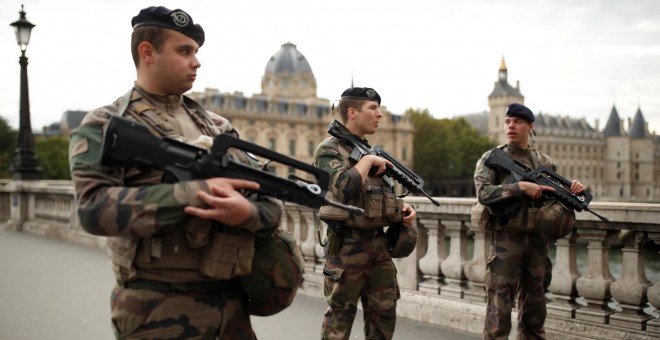 03/10/2019 - El personal de seguridad es visto después de un ataque contra la sede de la policía en París, Francia. REUTERS / Christian Hartmann