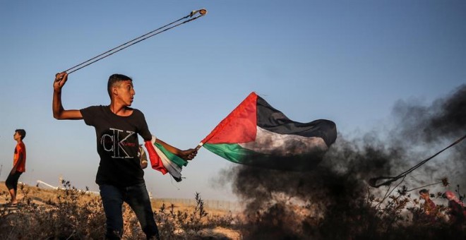 27/09/2019.- Los palestinos se manifiestan otro viernes más en Gaza junto a la frontera con Israel. EFE/EPA/Mohammed Saber