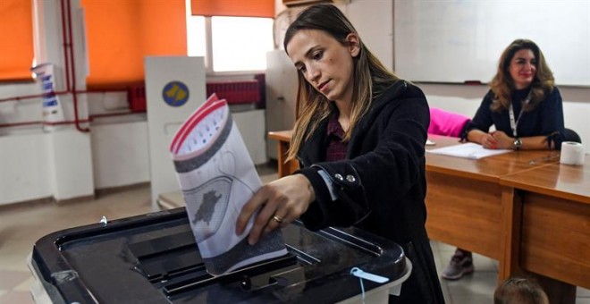 Una mujer vota en las elecciones en Kosovo. EFE/EPA/GEORGI LICOVSKI