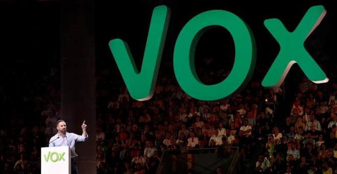 El líder de Vox, Santiago Abascal, durante un acto de precampaña celebrado este domingo en el Palacio de Vistalegre bajo el lema 'Vistalegre Plus Ultra', que servirá como arranque oficial de las elecciones del 10 de noviembre. EFE/Mariscal