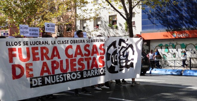 06/10/2019 - Pancarta de cabecera de la manifestación contra las casas de apuestas en Madrid que recorrió la calle de Bravo Murillo. / MARÍA DUARTE