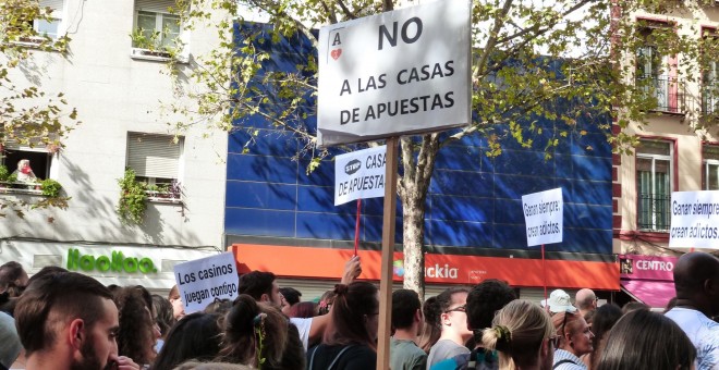06/10/2019 - Pancartas de 'Stop casas de apuestas' en frente de uno de estos locales durante la manifestación en Bravo Murillo. / MARÍA DUARTE