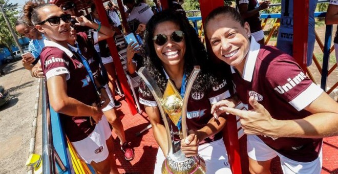 Las jugadoras del equipo de fútbol Ferroviaria de Araraquara celebran tras conseguir el campeonato de la liga brasileña de fútbol femenino. (EFE/ Sebastiao Moreira)