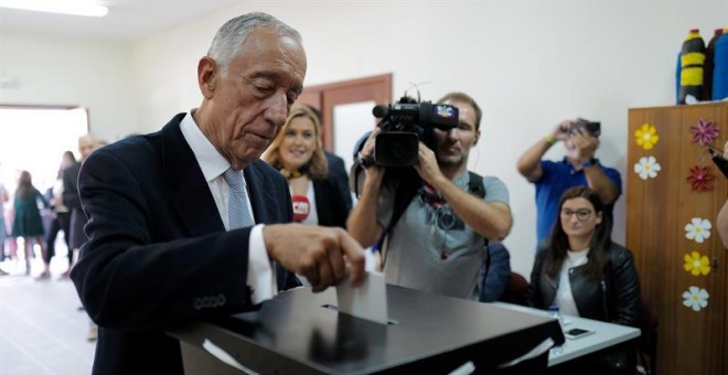 Marcelo Rebelo de Sousa vota en las elecciones de Portugal. EFE/EPA/Hugo Delgado