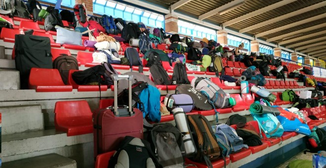 El material en el polideportivo de Alcobendas mientras los activistas comían en los exteriores. | Foto: G. M. M.