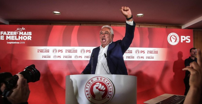 El primer ministro y secretario general de Partido Socialista, António Costa, celebra el resultado de las elecciones. EFE/EPA/MARIO CRUZ
