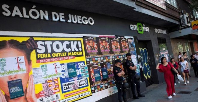 06/10/2019.- Cientos de personas participan este domingo en Madrid en una manifestación para denunciar la proliferación de las casas de juego y apuestas, que se han convertido en 'una plaga' en los barrios, especialmente en los más populares. Encabezada p