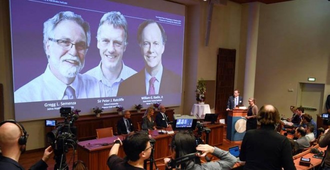 Thomas Perlmann, secretario general del Comité del Premio Nobel, anuncia el nombre de los ganadores del Nobel de Medicina. (REUTERS)