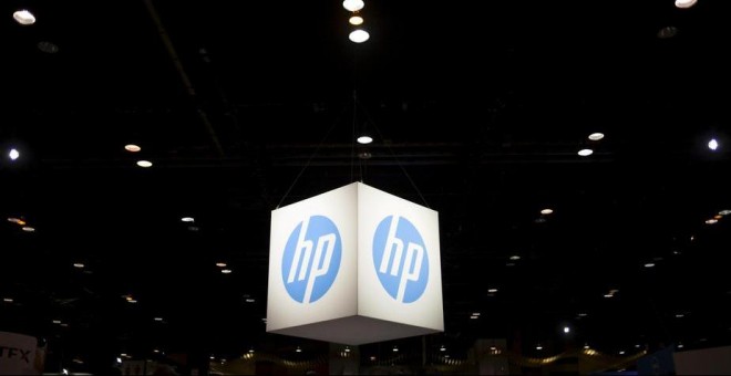 El logotipo de HP, en unapantalla en una conferencia tecnológica en Chicago. REUTERS / Jim Young