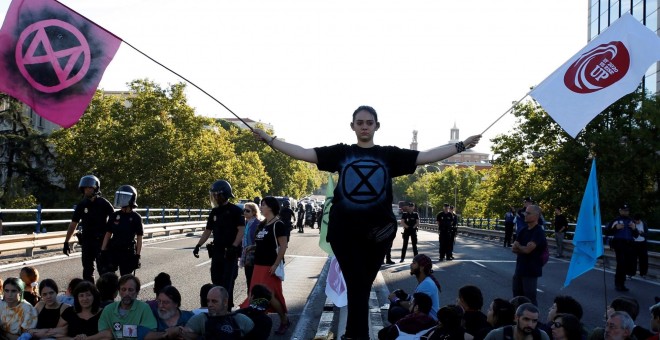 07/10/2019.- Unos 300 activistas por el clima han ocupado este lunes el paso elevado en la zona de Nuevos Ministerios en Madrid y cortado el tráfico para reclamar la adopción de medidas frente a la crisis climática. EFE/ Eduardo Oyana